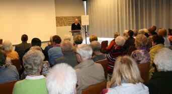 Wilfried Jahraus begrüßt zur Filmvorführung und dankt der evang. Kirchengemeinde für die Unterstützung.