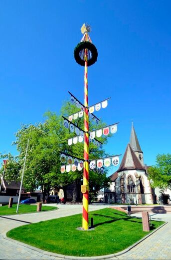 Vereins- und Gewerbebaum Kirchplatz Hauptstraße, Foto Ralf Schreck