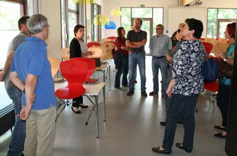 Gemeinderäte besichtigen eine Mensa in Karlsruhe, um sich fachkundig zu machen.