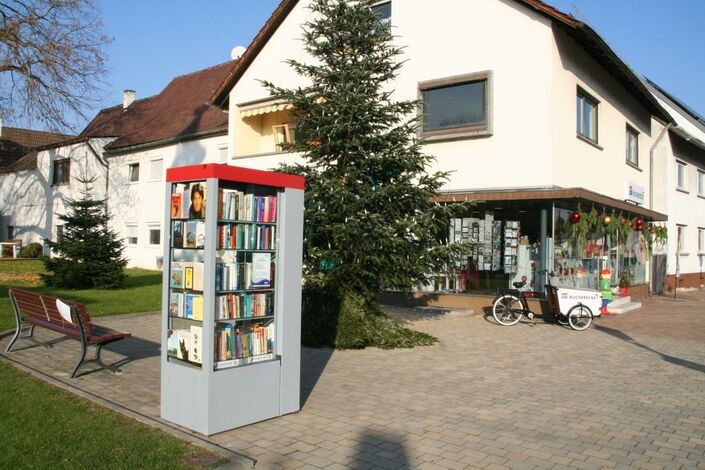 Foto Bücherschrank auf dem Kirchplatz