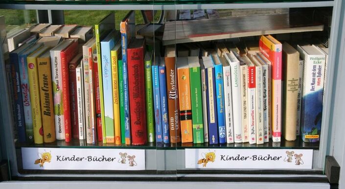 Foto Bücherschrank: ins unteste Fach sollen die Kinderbücher