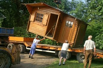Vorbereitungen für das Straßenfest. Starke Männer braucht ein Verein