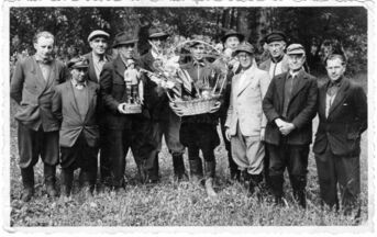 Einige Gründungsmitglieder des Anglerverein Leopoldshafen e.V. 1946 v.l.n.r: Hans Gegenheimer, Albert Müller, Friedrich Bayer, Arthur Jahraus, Friedrich Jahraus, Heinz Rometsch, Fritz Bolz, Albert Müller, Ewald Jahraus, Leopold Heger, Otto Müller  