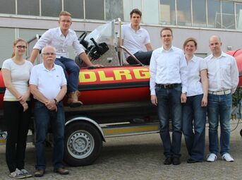 Vorstandschaft 2014 mit Boot im Hintergrund