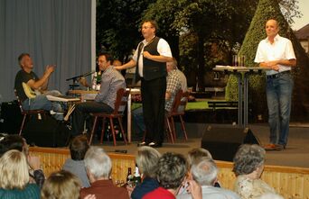 Theaterszene mit Schauspielern und Eggensteiner Bühnenbild