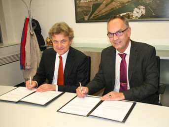 OB Mentrup und Bürgermeister Stober unterzeichnen die Kooperationsvereinbarung zum KA Pass
