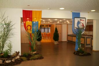 Foyerbereich - Blick zum Eingang der Halle mit dem Thekenbereich