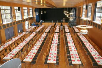 Bestuhlung für größere Veranstaltungen (hier: Seniorenweihnachtsfeier)