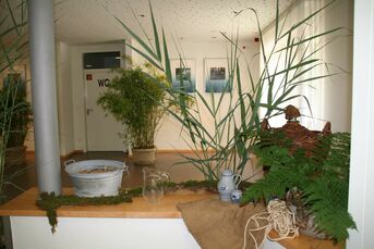 Bereich vor Sanitärräumen - beide Bilder stammen von der 850-Jahrfeier Leopoldshafen