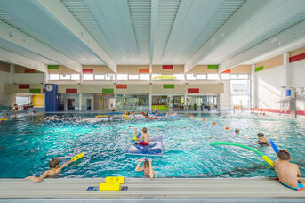 Foto: DieBergerDesigner - Badespass im Hallenbad