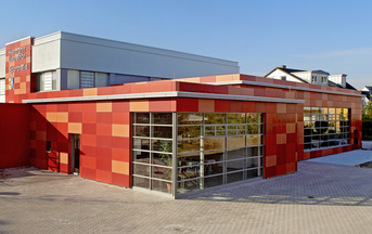 Foyerbereich und Glasfront Gymnastikraum (Foto: Metallbau Trumpf)