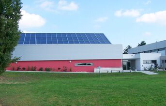 Sporthalle B vom Sportplatz aus gesehen