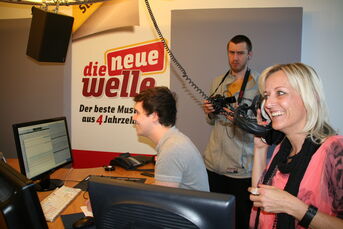Chorleiterin Sabine Neck mit Tacho-Michel und dem Filmer der "neuen welle".