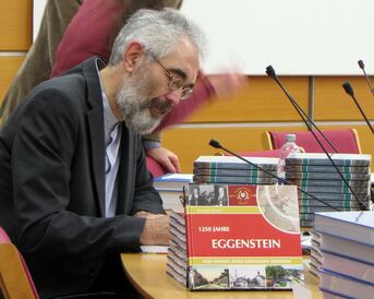 Autor Prof. Dr. Konrad Dussel beim Signieren seiner Chroniken 