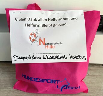 Foto Tasche mit 20 Stoffmasken für die Dialysestation der Unikinik Heidelberg. Ansonsten stattet die Nachbarschaftshilfe örtliche Pflege- und ähnliche Dienste aus und unterstützt die Lebenshilfe.