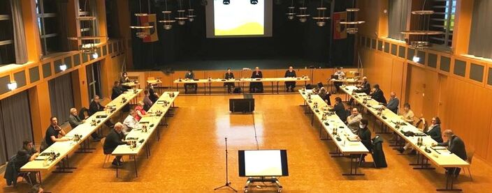 Gemeinderat bei Verabschiedung des Haushalts 2021 in Rheinhalle - corona-konform mit Abstand