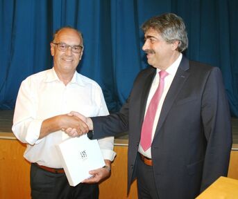 Einmal umgekehrt: Bernd Stober erhält aus den Händen von Willy Nees die Stele und das Abzeichen mit Urkunde des Gemeindetags von Baden-Württemberg