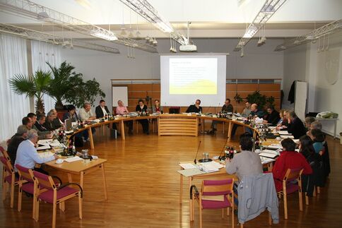 Gemeinderäte im Sitzungssaal
