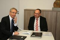 Landrat Dr. Schnaudigl mit Bürgermeister Stober beim Testanruf zu 115