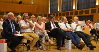 Der Ortskartellvorsitzender mit seiner Frau unter Politikern, Foto Robert Redinger