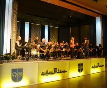 Landrat Dr. Schnaudigel ist sehr stolz auf die Bigband des Landratsamtes, die ausschließlich aus Mitarbeitern besteht. Bernd Stober ist Fan der Band, Foto Robert Redinger