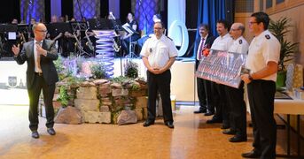 Die Feuerwehr hat den Jubilar nicht nur musikalisch beschenkt , sondern auch mit einem großen Foto der gesamten Feuerwehr. Sehr wichtig war die tatkräftige Unterstützung beim Empfang der Gemeindeverwaltung. DANKE dafür!  Foto Robert Redinger - auch Feuerwehr, aber auch Film-AG