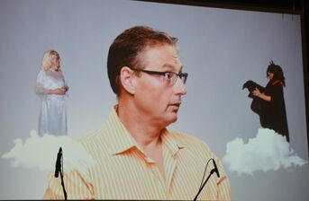 Personalratsvorsitzender Klaus Stadler mit unterhaltsamen, sehr ausgefallenen Glückwünschen aus Engels- und Teuferlssicht als Videobotschaft, Foto Robert Redinger