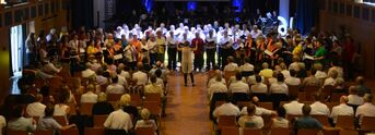 Premiere: GEMEINSAMER Auftritt der örtlichen Gesangsvereine mit der Dirigentin Sarah Maria Bahr. ein langgehegter Wunsch des Bürgermeisters, Foto Robert Redinger
