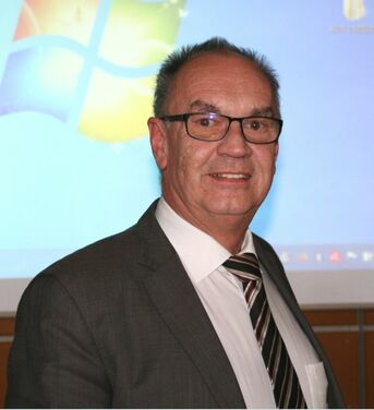 Bürgermeister Stober informierte die interessierte Bürgerschaft über die Überlegungen zur Deckung des Raumbedarfs der Gemeindeverwaltung.