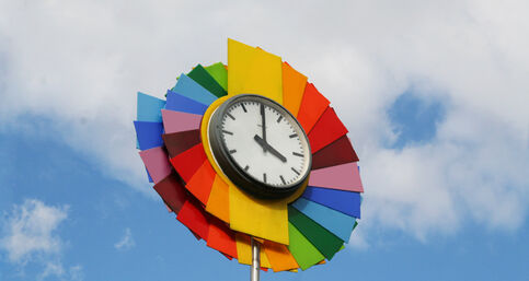 Uhr mit Farbfächer vor dem Rathaus