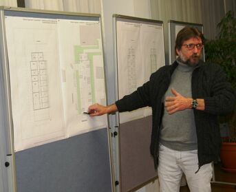 Architekt Volker Hetzel vom Bau- und Liegenschaftsamt stellte seine Vorstudie zur Überbauung des Rathausparkplatzes vor.