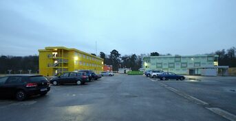 Gemeinschaftsunterkunft Am Schröcker Tor: Im gelben und grünen Wohnkomplex werden am 13.02.2017 die ersten 12 Bewohner aus der Gemeinschaftsunterkunft in Rheinstetten einziehen. Foto Ralf Schreck