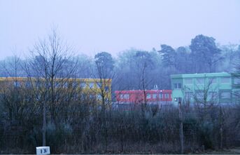 Gemeinschaftsunterkunft Am Schröcker Tor des Landkreises Karlsruhe. Im gelben und grünen Bau ist Platz für jeweils max. 104 Menschen. Den blauen Komplex hat die Gemeinde angemietet für 80 Personen.