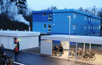 Der zur Anschlussunterbringung gemietete blaue Komplex bietet Platz für 80 Personen. Bis Ende Februar werden diese Plätze voraussichtlich belegt sein. 