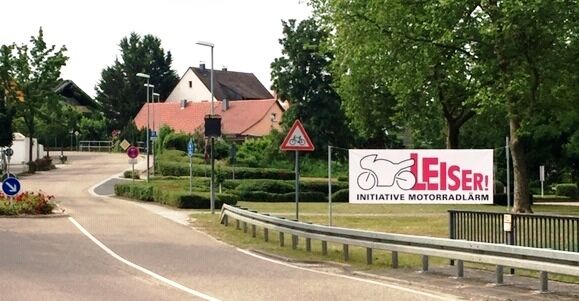 Plakate an der großen Ampelkreuzung und bei der Rheinhalle bewirken zumindest bei vernünftigen Motorradfahrern Rücksichtnahme