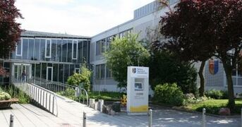 neue Infosäule mit Briefkasten beim Rathaus