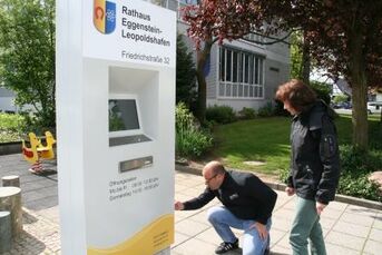 Briefkasten in neuer Infosäule 