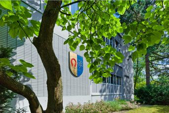 Rathaus mit Wappen, Foto Die Berger Designer