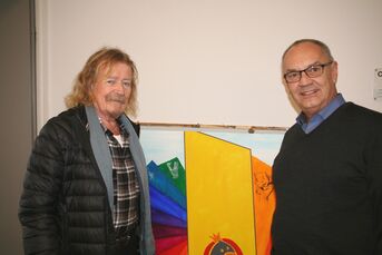 Foto Benno Treiber übergibt Bürgermeister Stober sein Gemälde