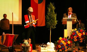 Es gibt immer was zu tun, dies veranschaulichten die Fraktionen des Gemeinderates mit ihrem Wahlgeschenk der Bauutensilien.