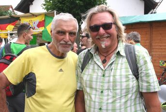 Radelkönig Walter Weindel (1.532 km) mit Mario Schönleber (Platz 6 mit 850 km) bei der Sternfahrt nach Karlsdorf.