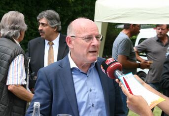 Verkehrsminister übergibt Förderbescheid direkt bei der alten Eisenbahnbrücke