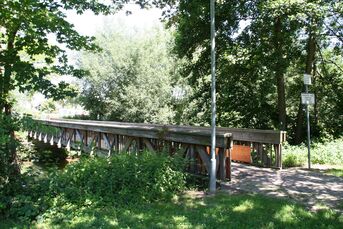 Von Anfang April bis Mitte Juni ist der Holzsteg beim Marktplatz nicht passierbar, weil er durch eine  Stahlbrücke ersetzt wird.