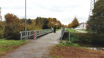 Das Geländer der alten Eisenbahnbrücke ist zu niedrig, deshalb heißt es derzeit aus Sicherheitsgründen "Bitte absteigen".