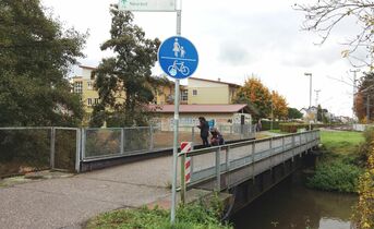 Die alte Eisenbahnbrücke - BW 128 - über den Pfinzentlastungskanal auf Höhe Seniorenzentrum, die über 80 Jahre alt ist, muss aus Sicherheitsgründen saniert werden.