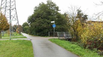 Verkehrsminister übergibt den Förderbescheid direkt bei der alten Eisenbahnbrücke