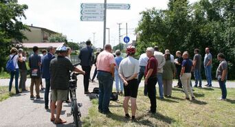 Großes Medieninteresse bei der Übergabe, zu welcher auch Bürgerinnen und Bürger und Gemeinderäte gekommen sind.