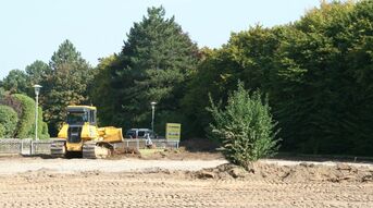 Schweres Gerät vor Ort, Gelände wird eingeebnet 09/2014, Anfang Oktober erhält die Feldhecke einen Pflegeschnitt