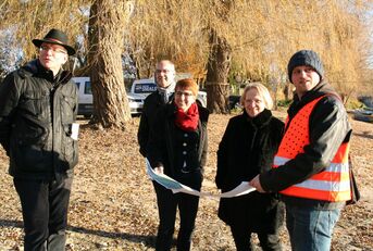 Hauptamtsleiter Ehrmann und Bürgermeister Stober mit Mitarbeitern des Regierungspräsidiums Karlsruhe Abteilungsdirektorin Elke Rosport, Präsidentin Nicolette Kressl und Projektleiter David Bystricky. 