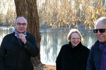 Bürgermeister Stober mit Regierungspräsidentin Nicolette Kressl und Gemeinderat Wilfried Jahraus, dem der Alte Hafen ganz besonders am Herzen liegt